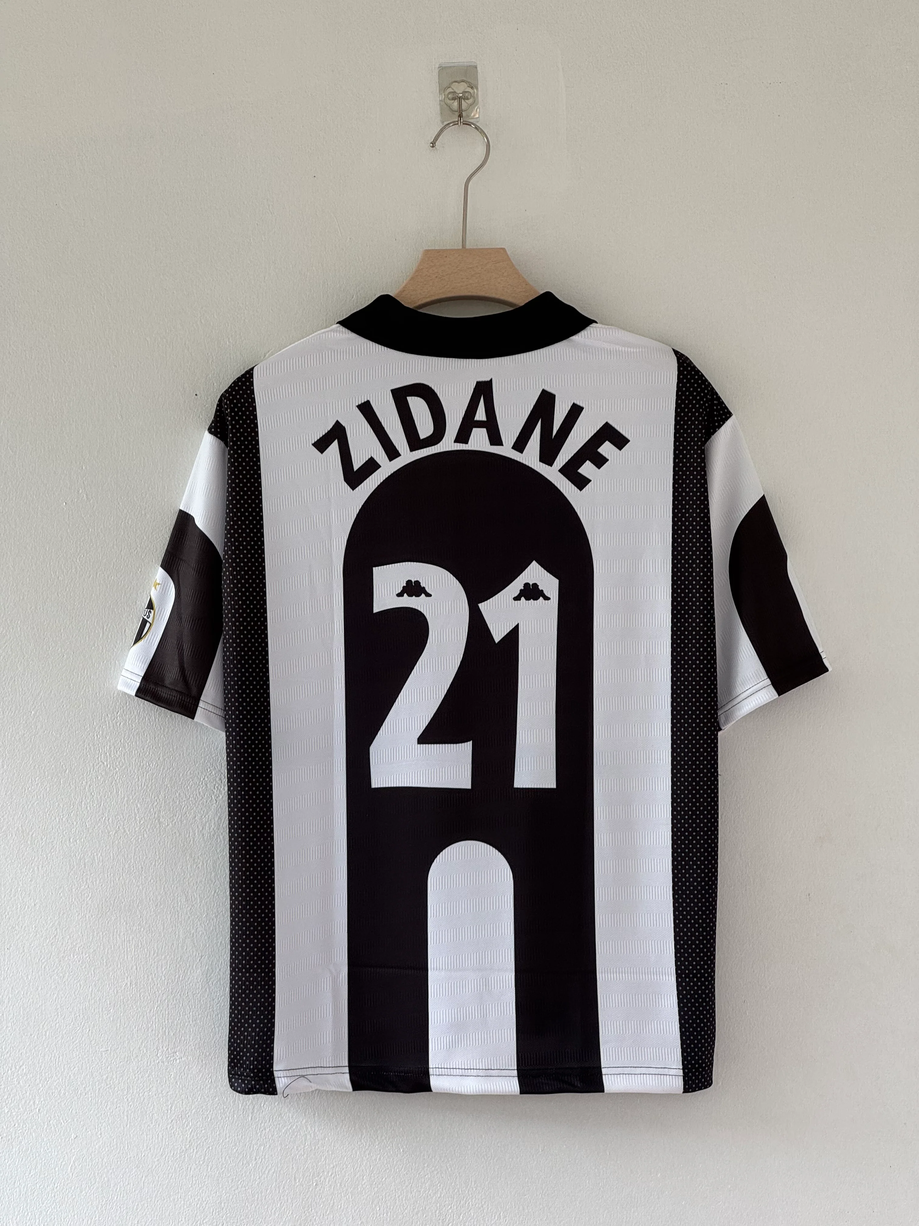 Elegance. Vision. Greatness. – Juventus 1997/98 Zidane (Five-Sleeve Edition) - Image 4