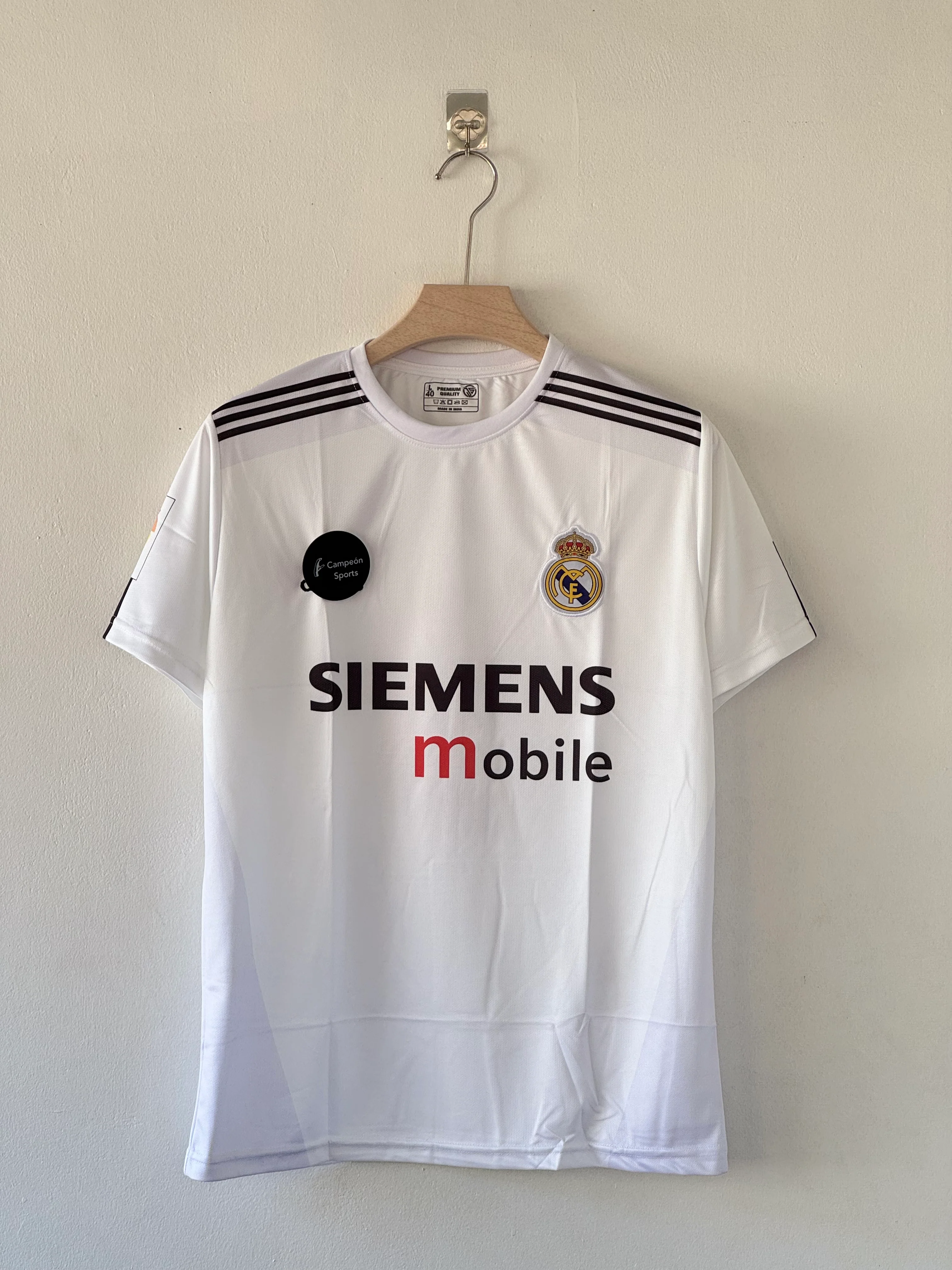 Galáctico Elegance – Real Madrid 2003/04 Zidane Home Jersey - Image 2