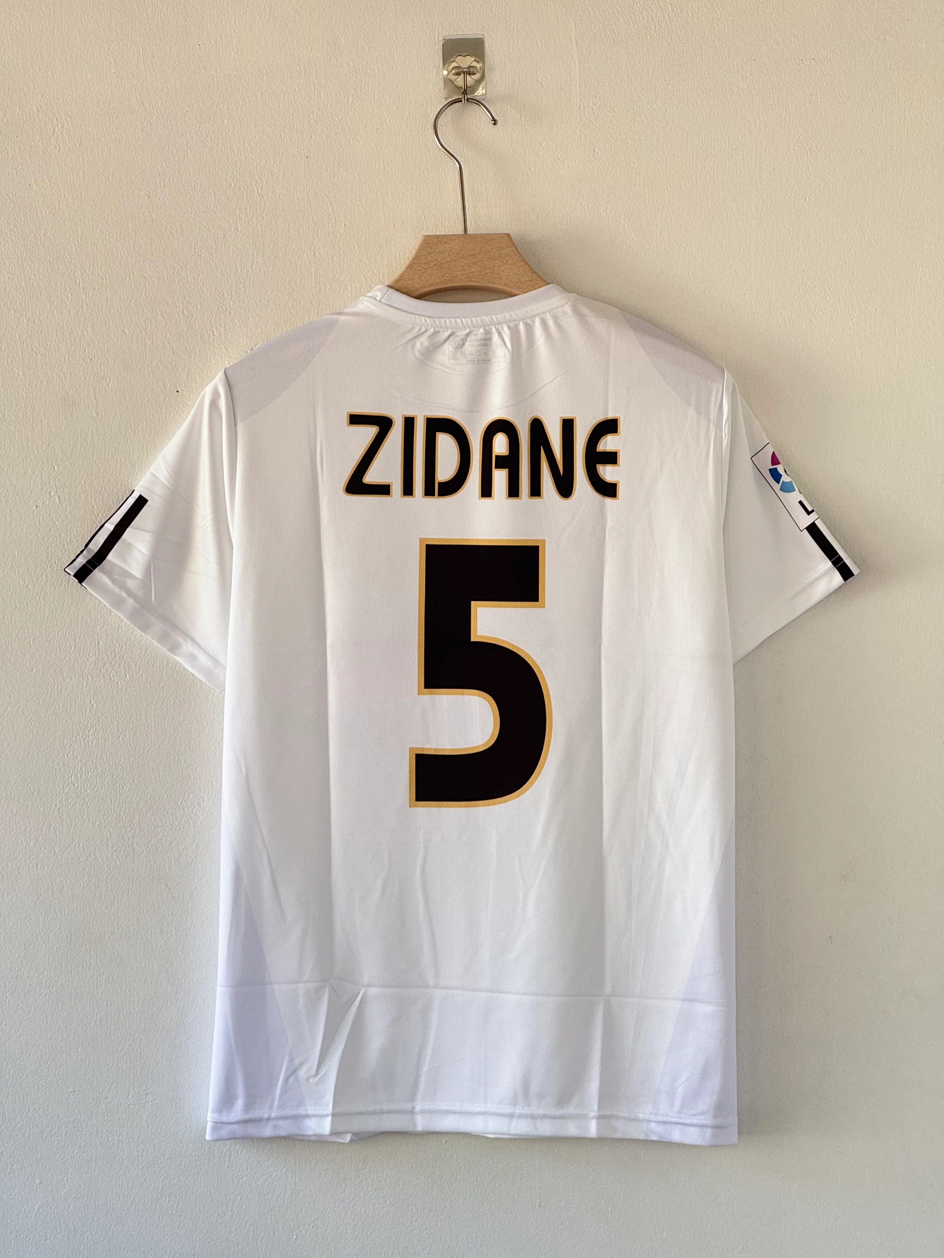 Galáctico Elegance – Real Madrid 2003/04 Zidane Home Jersey - Image 4