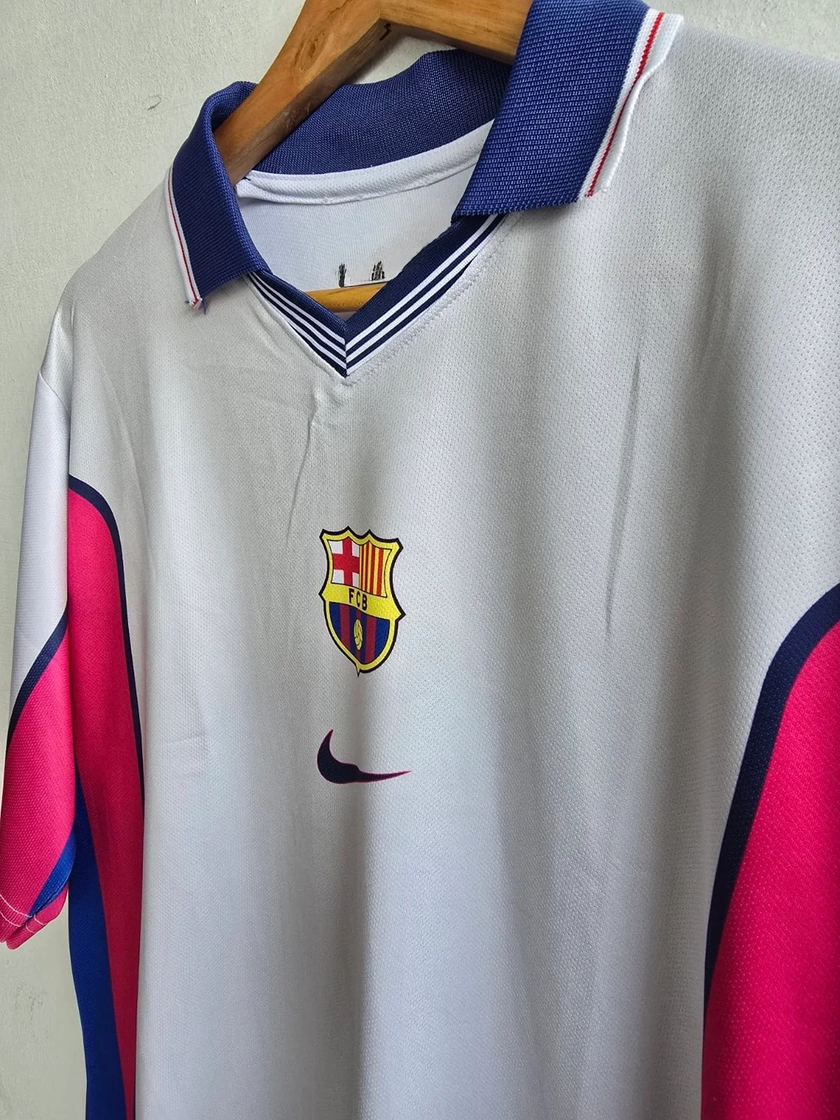 Retro Rarity Meets Brazilian Flair – Barcelona 1999–00 Away Kit (Ronaldinho Five-Sleeve Edition) - Image 2
