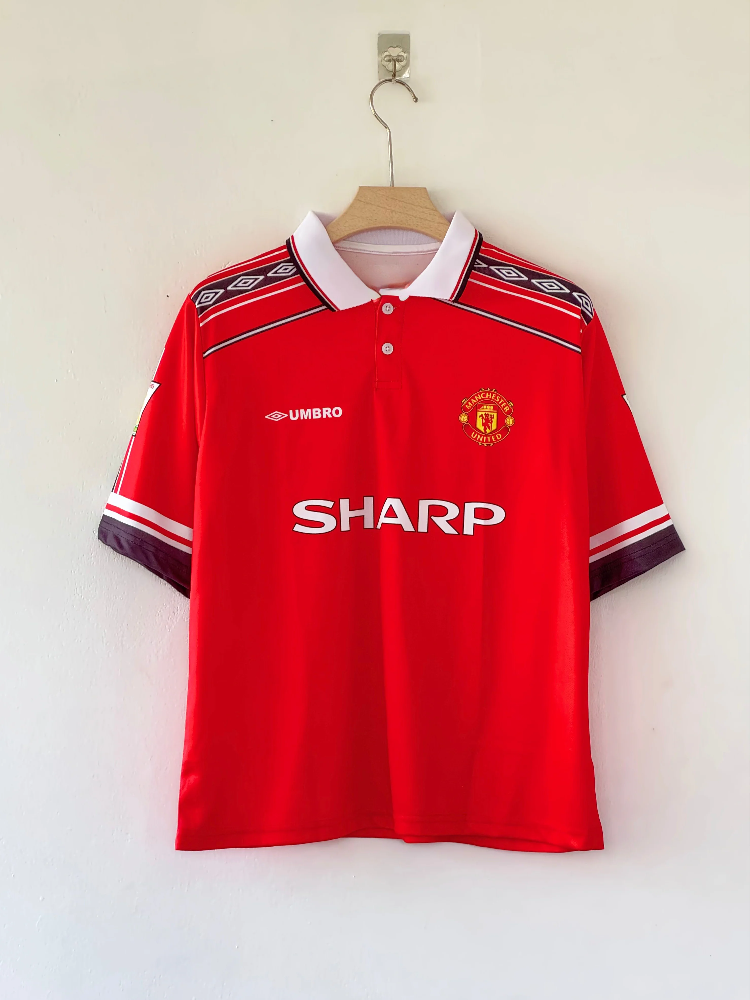 Treble Triumph Reimagined – Beckham’s 1998/99 Manchester United Five Sleeve Retro Jersey - Image 2